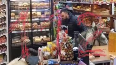 Пьяный мужчина верхом на белом коне заехал в магазин в Сочи