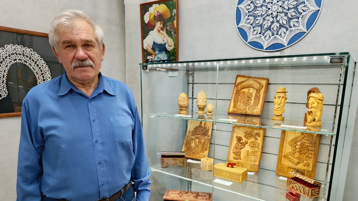 Пенсионер МВД Николай Каринский показывает свои работы, созданные из дерева. Они представлены в Бахрушинском театральном музее в Зарайске