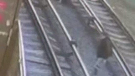 Мужчина спрыгнул на рельсы на станции метро «Кунцево» в Москве