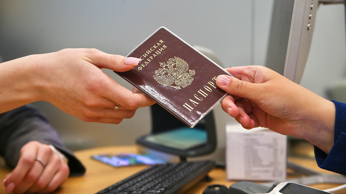 Лишенной гражданства за оскорбления русских людей женщине вернули паспорт России