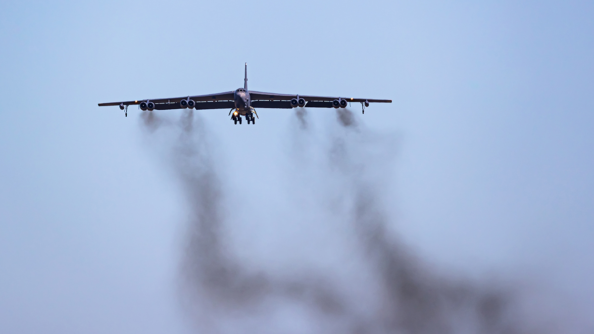 Бомбардировщик B-52 Stratofortress ВВС США разбился после взлета в Калифорнии