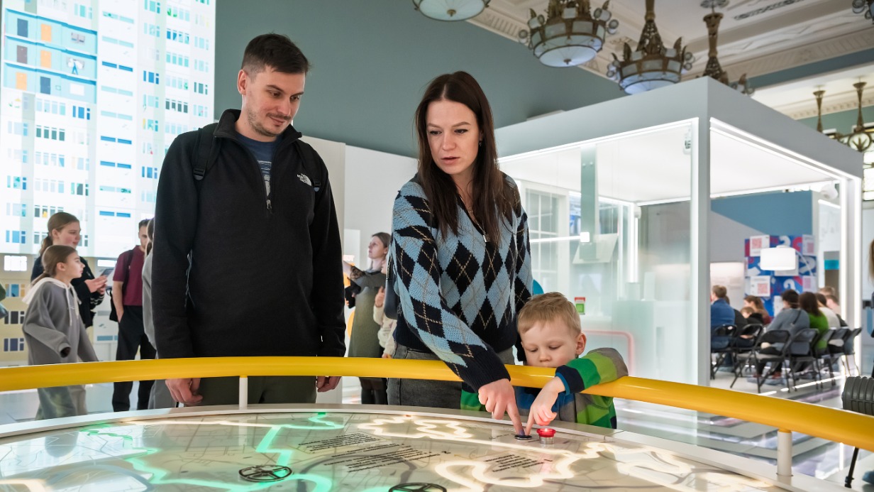 Сергей, Юлия и Владислав Кригель на экскурсии в Музее городского хозяйства Москвы на ВДНХ изучают, как поддерживается комфортная среда для проживания в мегаполисе