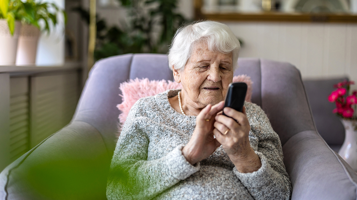 В РФ пожилым хотят отключить зарубежные звонки на домашний: мнение экспертов