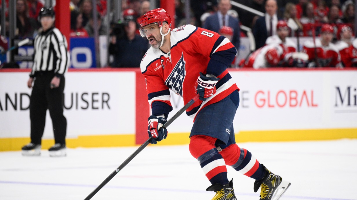 Александр Овечкин передает шайбу во время хоккейного матча НХЛ против «Колорадо Эвеланш»