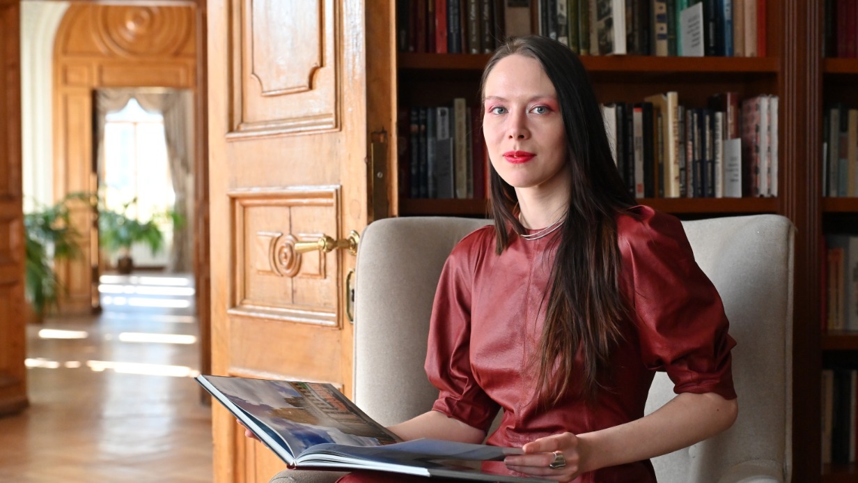 Менеджер отдела специальных проектов Библиотеки-читальни имени А. С. Пушкина Елизавета Круглова в зале истории и краеведения