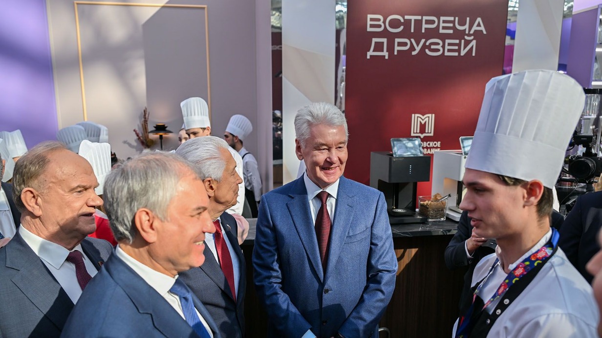 Глава фракции КПРФ Геннадий Зюганов, председатель Госдумы Вячеслав Володин, глава фракции «Единая Россия» Владимир Васильев и мэр Москвы Сергей Собянин на форуме общаются со студентом Колледжа сферы услуг № 10, будущим кондитером Александром Сатиным