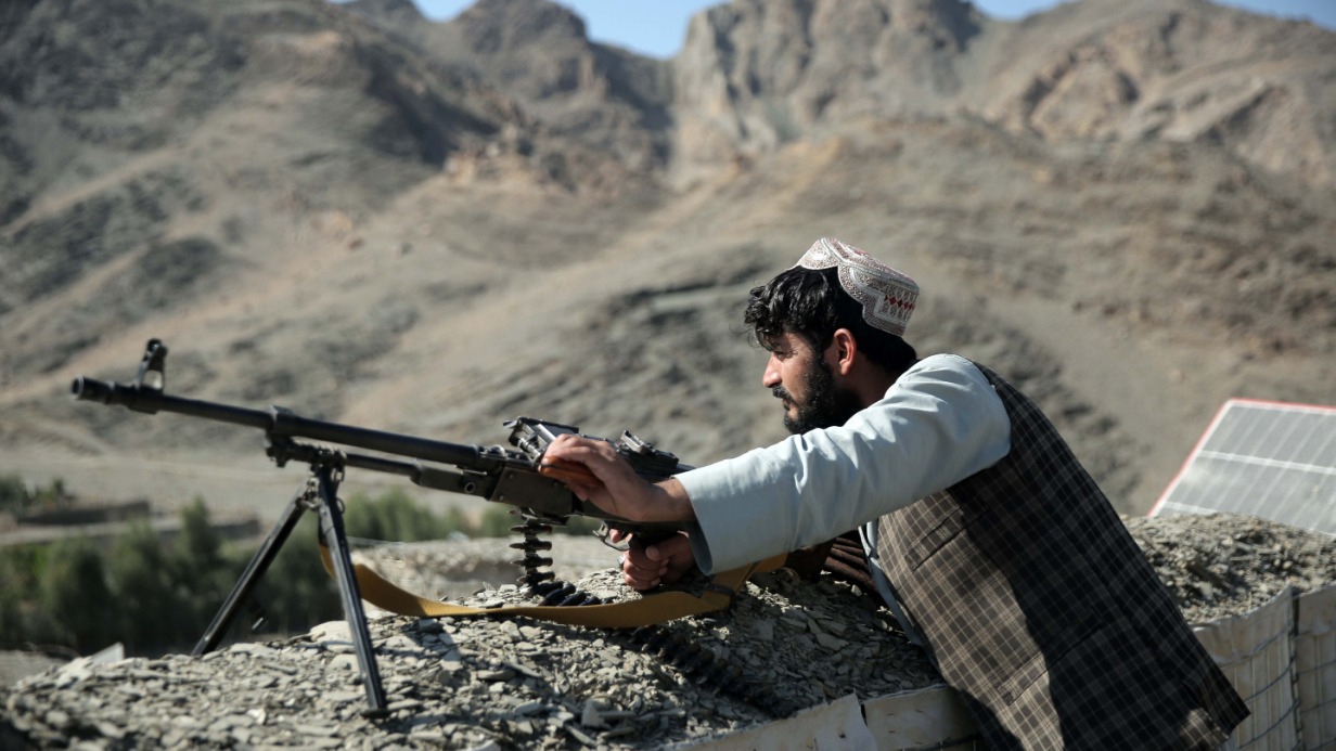 Афганистан. Сотрудник службы безопасности движения «Талибан» на контрольно-пропускном пункте недалеко от границы с Пакистаном, где вечером 26 февраля начались бои