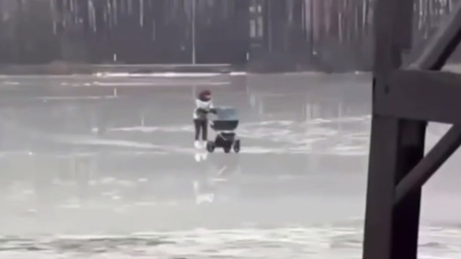 Женщина в Балашихе прокатилась по тонкому льду пруда на коньках и с коляской