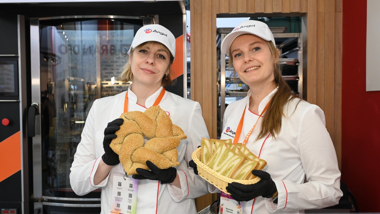 Пищевые технологи Ирина Шевцова и Валентина Прилипко демонстрируют каравай и хлеб с чаем матча