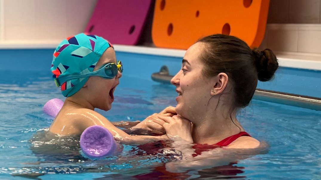 Тренер по плаванию Виктория Венкова на занятии с маленьким Львом