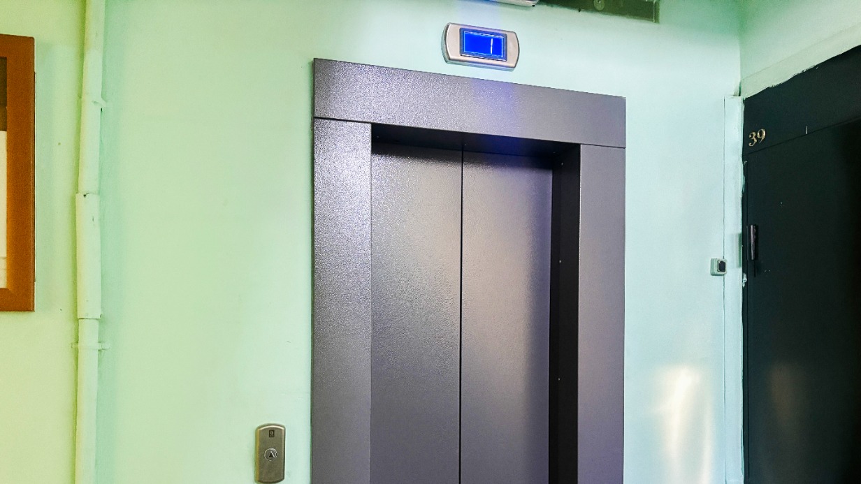 В жилом доме в районе Отрадное произвели замену всего лифтового оборудования 