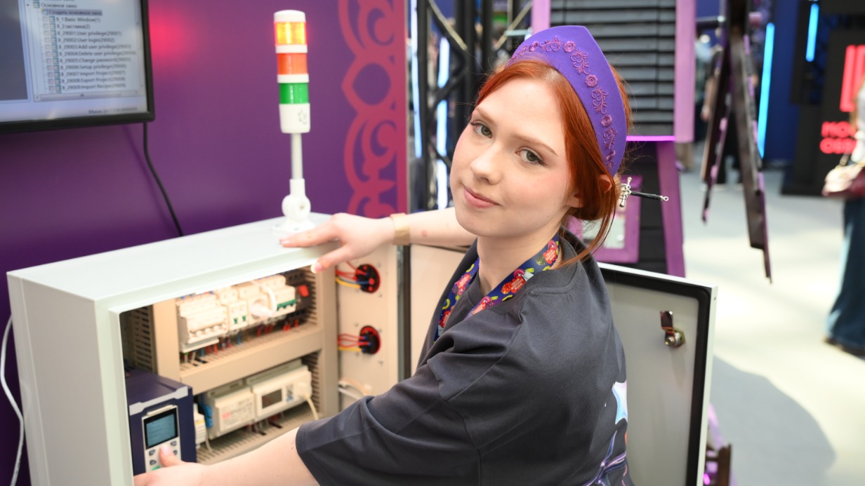 Студентка колледжа связи Алла Санрави в Гостином Дворе