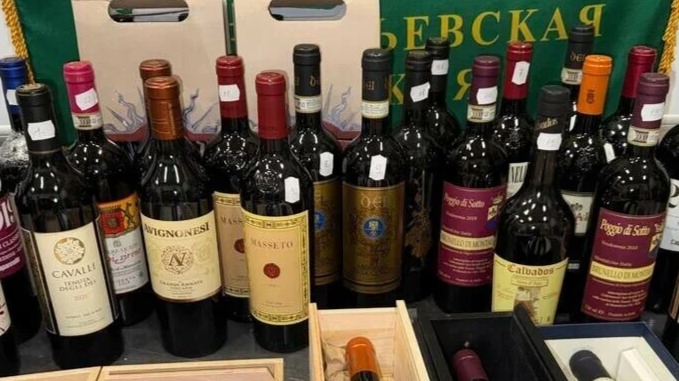 Таможенники в Москве нашли 29 бутылок вина на 1,3 миллиона в багаже у мужчины