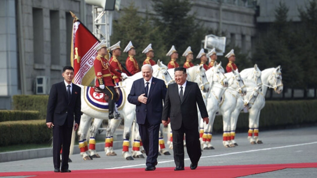 Ким Чен Ын встретил Лукашенко в Пхеньяне с конницей 