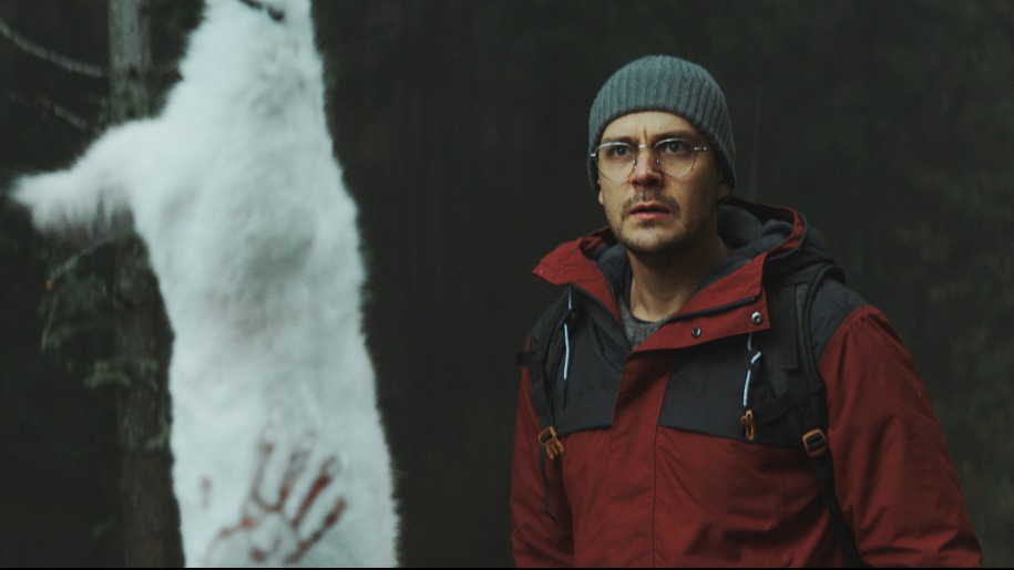 Кадр из фильма «Изоляция», где Милош Бикович сыграл Йована, оставшегося надолго в лесу наблюдать за животными