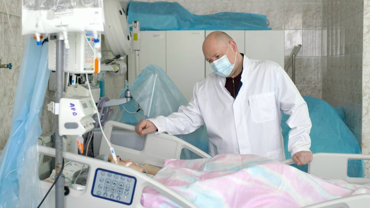 Девочка, пострадавшая при взрыве в доме в Севастополе, остается в реанимации