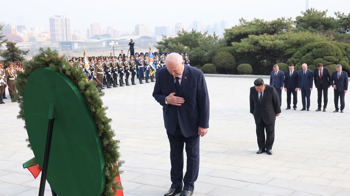 Лукашенко по просьбе Путина возложил венок в КНДР в благодарность за помощь в СВО