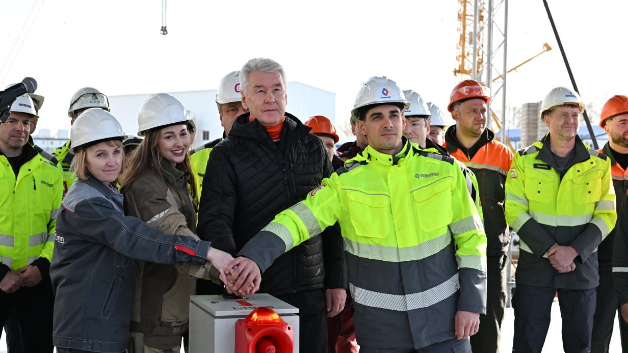 Мэр Москвы Сергей Собянин и метростроевцы дали старт проходке левого перегонного тоннеля от «Кленового бульвара» в сторону «Курьяново». Его длина составит 1,13 километра