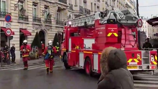 BFMTV: Минимум 400 человек эвакуированы из-за пожара в отеле Le Bristol в Париже