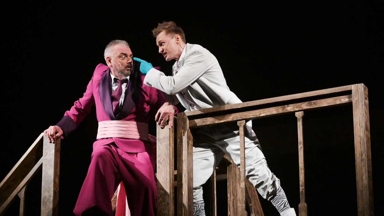 Тарас Епифанцев в роли Матамора и Андрей Лаптев в образе Клиндора в сцене из спектакля «Иллюзия» по пьесе Пьера Корнеля «Комическая иллюзия»