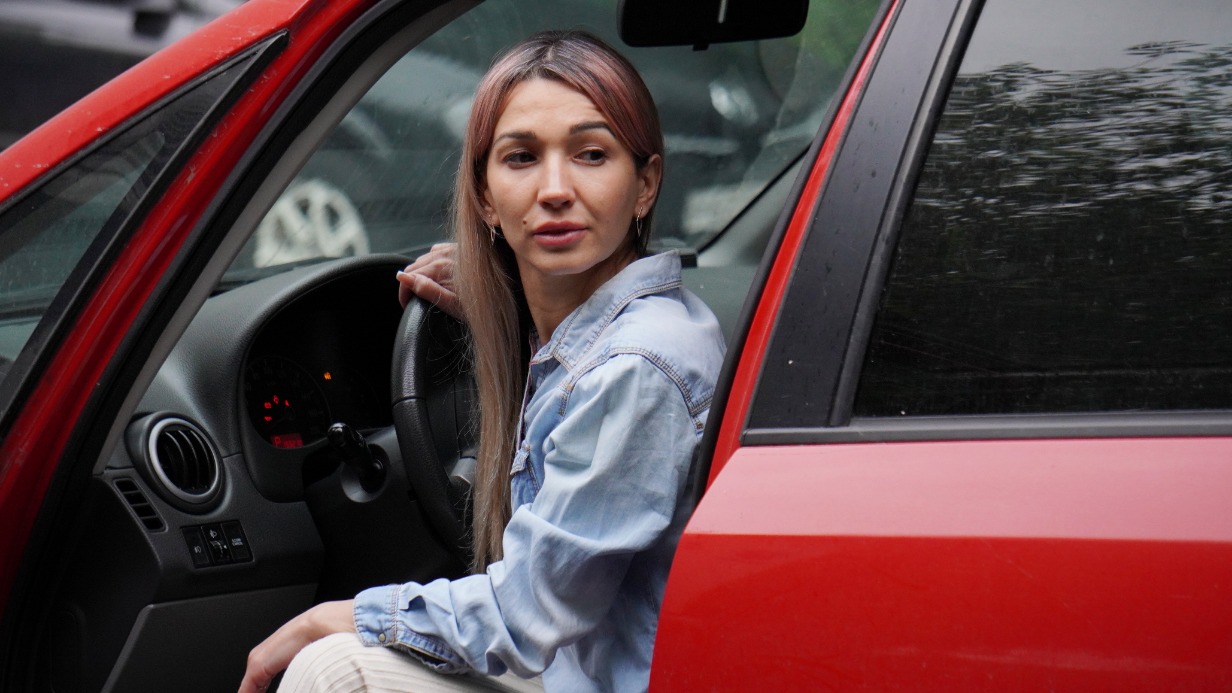 Москвичка Анастасия Воронина за рулем своего автомобиля