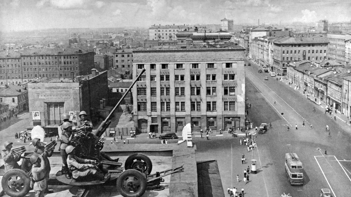 Зенитки на крыше Концертного зала имени Чайковского. Громыхание зениток часто упоминается в дневнике Петра Миллера