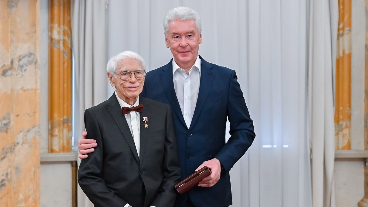 Мэр Москвы Сергей Собянин в День работника культуры вручил народному артисту России, композитору Александру Зацепину знак отличия «За безупречную службу городу Москве» (50 лет)