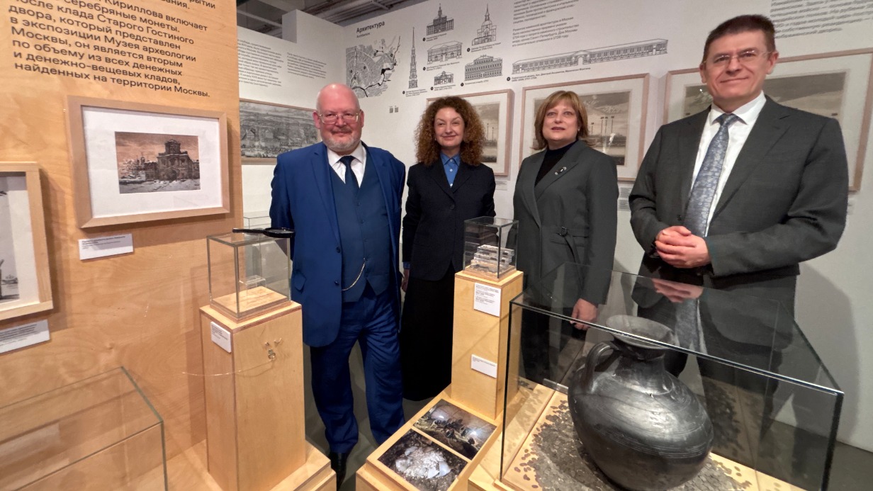 Главный археолог Москвы Леонид Кондрашев, гендиректор Музея Москвы Анна Трапкова, представитель Минкульта РФ Светлана Ермакова, директор НИИ культурного и природного наследия имени Лихачева Владимир Аристархов на презентации клада