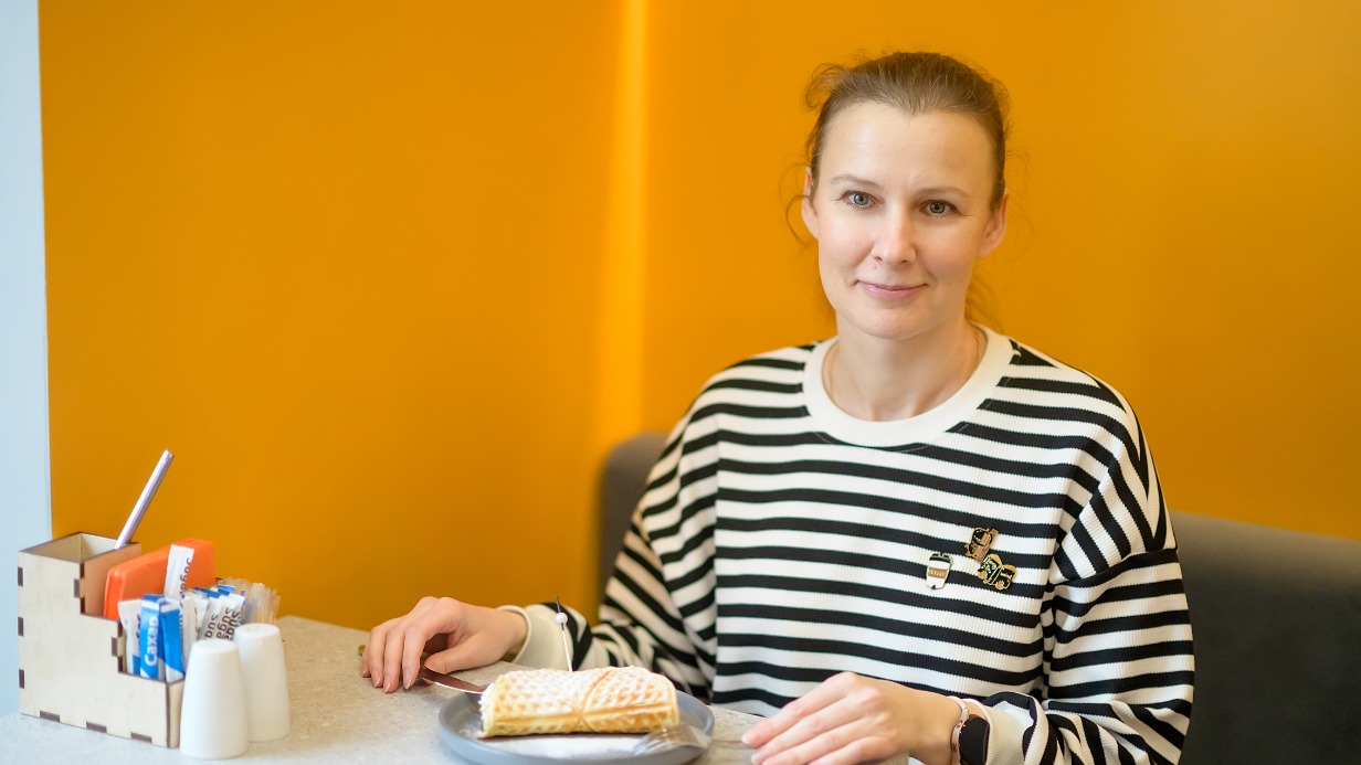 Владелица кафе Екатерина Рудницкая демонстрирует норвежские вафли, приготовленные в заведении
