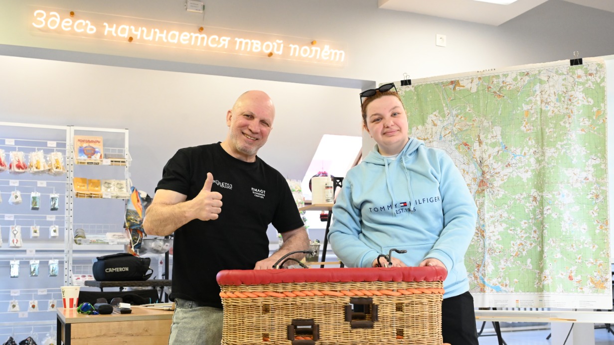 Корреспондент «Вечерней Москвы» Анастасия Старостина на лекции по управлению воздушным шаром под руководством инструктора и пилота Сергея Баженова в Центре воздухоплавания города Дмитрова