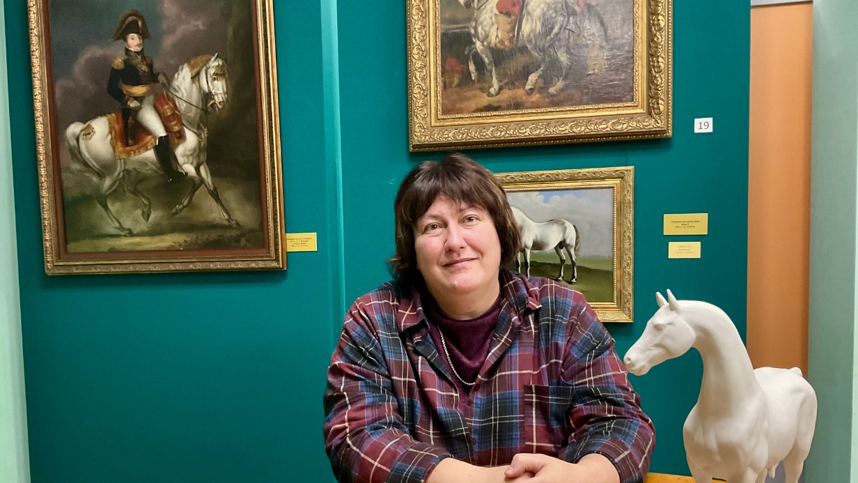 Кандидат сельскохозяйственных наук, доцент кафедры разведения, генетики и биотехнологии животных РГАУ — МСХА имени К. А. Тимирязева Марианна Юрьевна Гладких, которая занимается возрождением орловской породы лошадей