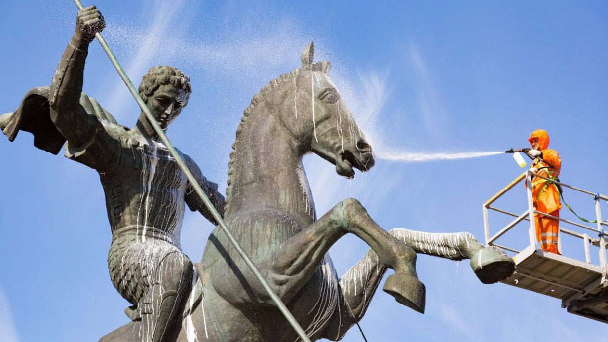 Более 1,1 тысячи памятников промоют после зимы