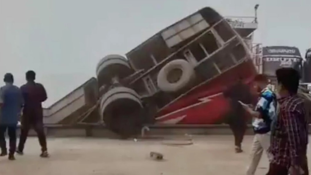 Минимум 18 человек погибли при падении автобуса в реку в Бангладеш