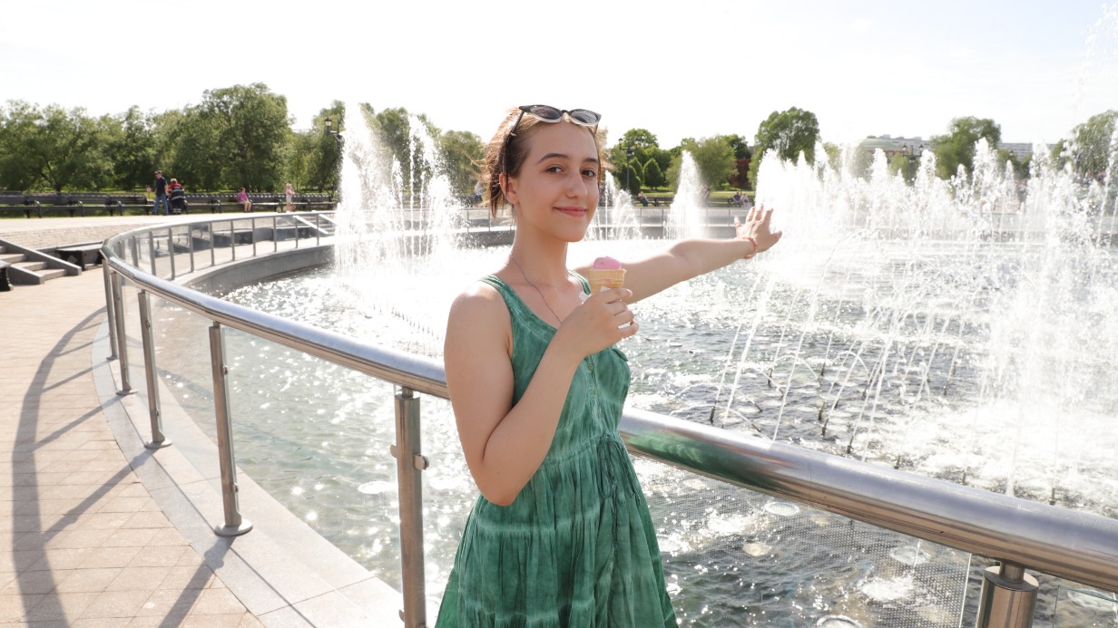 Москвичка Вера Новикова старается проводить жаркие дни возле фонтана в музее-заповеднике «Царицыно»