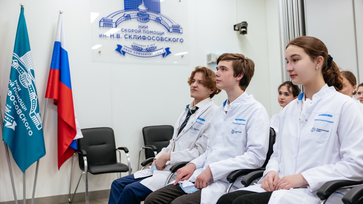 Опытные наставники помогут студентам медицинских колледжей Москвы освоить профессию