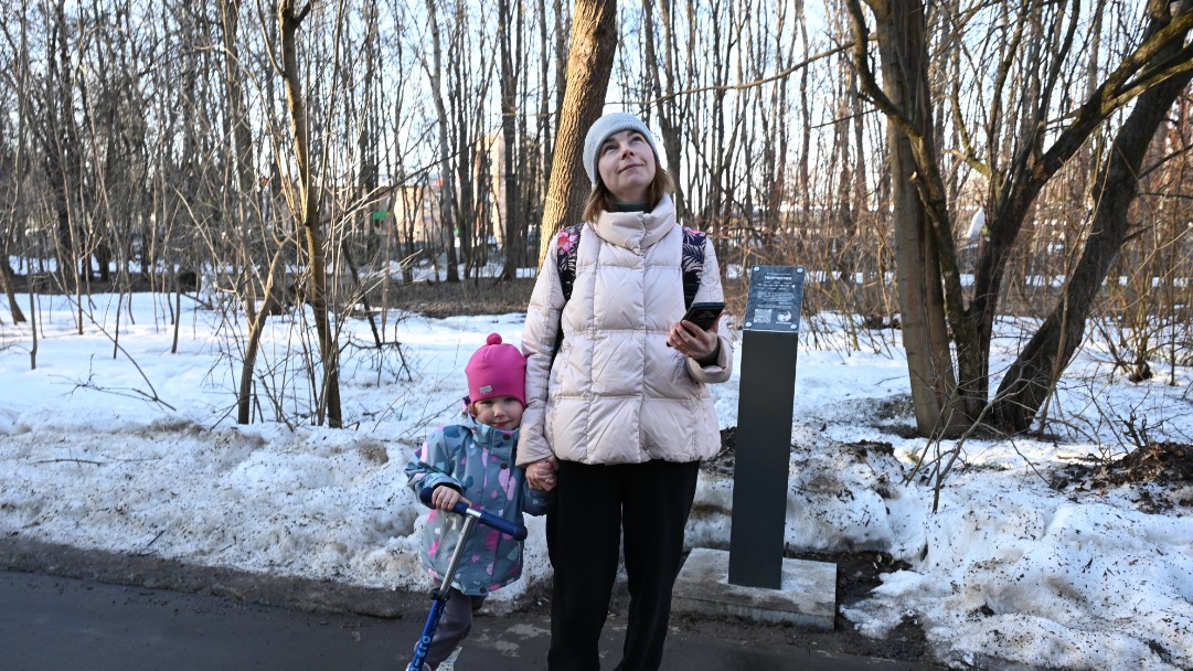 Москвичка Снежана Малинина с дочерью Корой гуляют по «Тропе тишины» в парке «Покровское-Стрешнево»