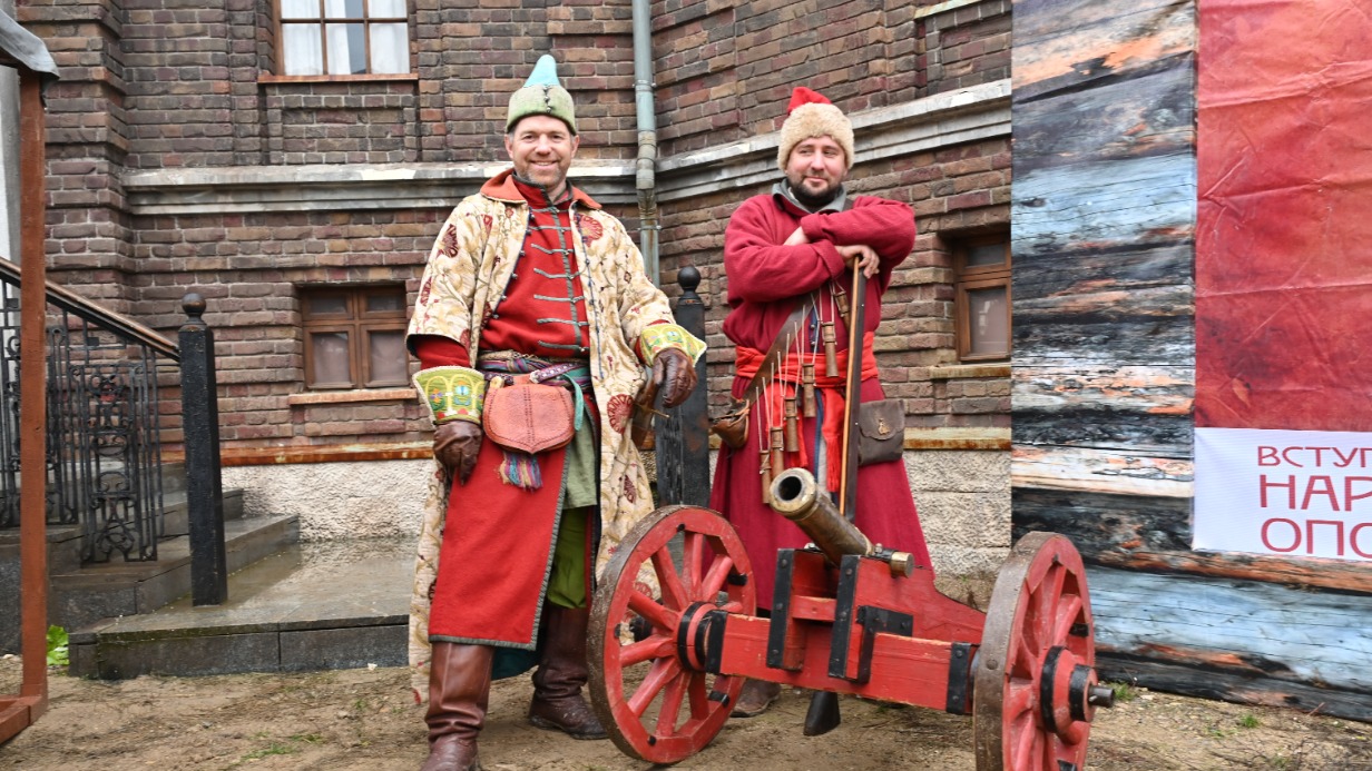 Реконструкторы Владимир Терехов и Олег Лукьянов в «Москино»