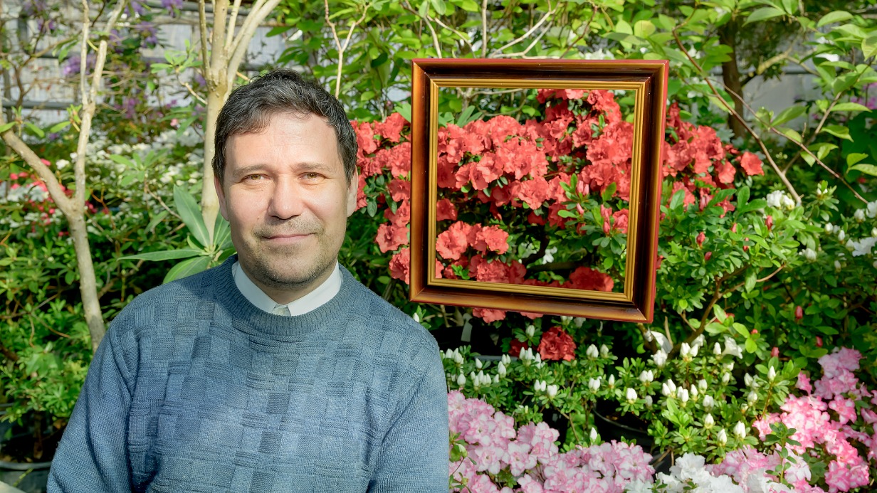 Старший научный сотрудник ГБС РАН Сергей Золкин на выставке азалий