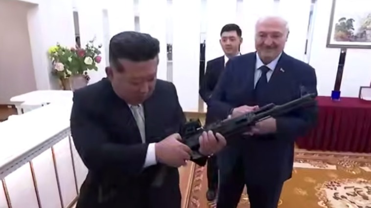 Лукашенко подарил Ким Чен Ыну автомат «на случай, если враги появятся»