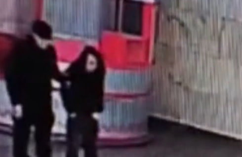 Пьяный мужчина разгромил стойку с сувенирами на станции метро «Комсомольская»