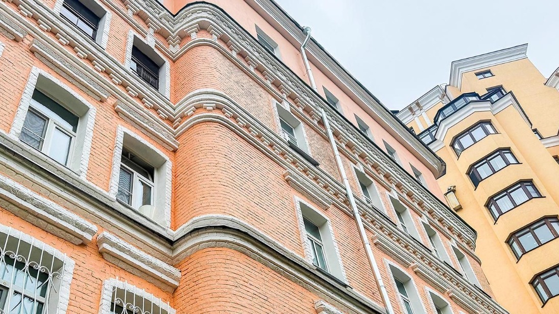 Свыше 20 жилых домов с замковыми камнями на фасадах отремонтировали в Москве