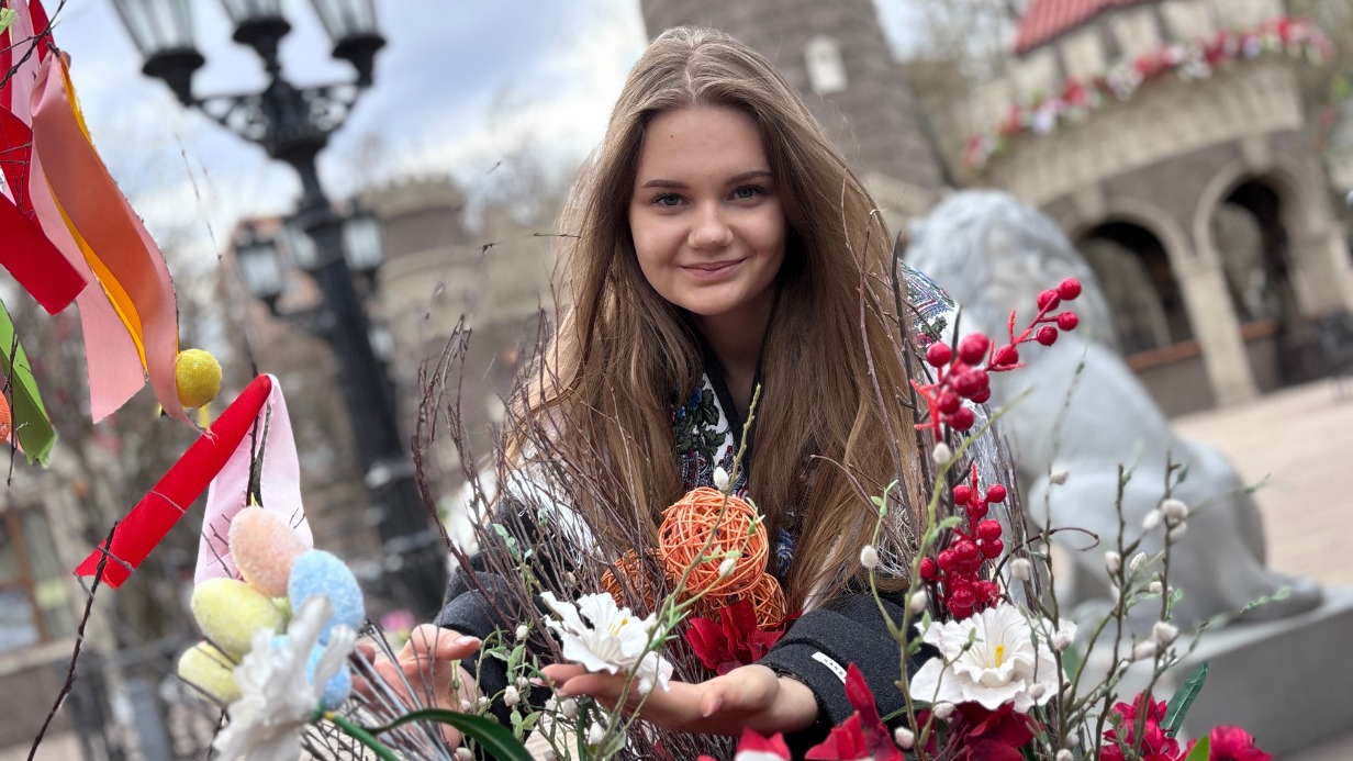 Насладиться весенними цветами и природой можно на фестивале «Пасхальный дар». Как это в 2025 году сделала москвичка Анастасия Фролова. В 2026 году он пройдет с 11 по 19 апреля