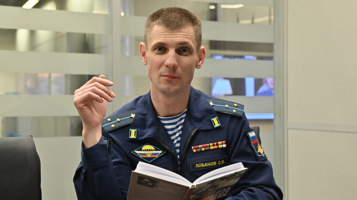 Гвардии старший лейтенант Сергей Лобанов даже на интервью приходит с книгой. Фронтовой поэт уверен: сегодня линия боевого соприкосновения проходит через умы и сердца людей, а культура становится в этом деле эффективным инструментом