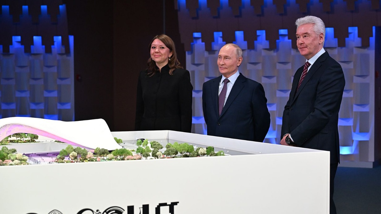 Мэр Москвы Сергей Собянин, президент России Владимир Путин и генеральный директор Национального центра «Россия» Наталья Виртуозова на торжественной церемонии заложения первого кубометра бетона строительства будущего комплекса