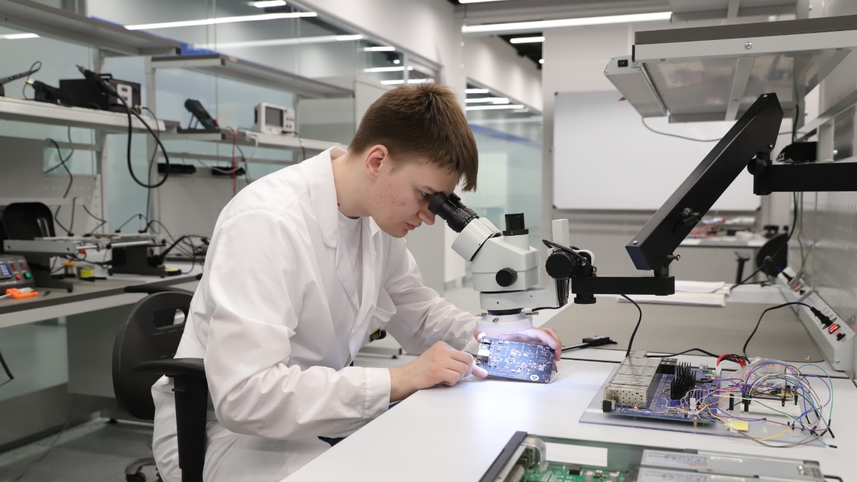 Инженер-схемотехник Дмитрий Пузенков в лаборатории Росатома в Российском технологическом университете МИРЭА