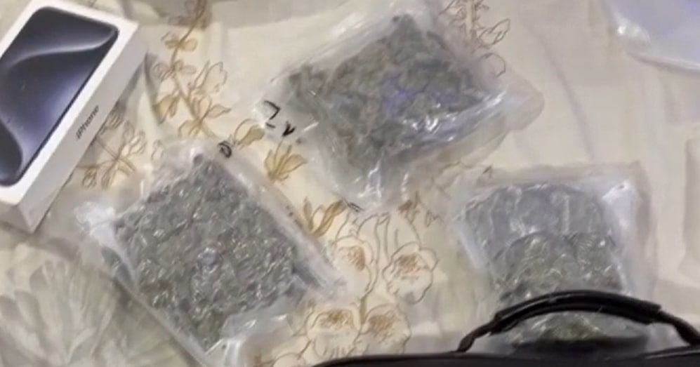 Закладчика с двумя свертками с марихуаной задержали на западе Москвы