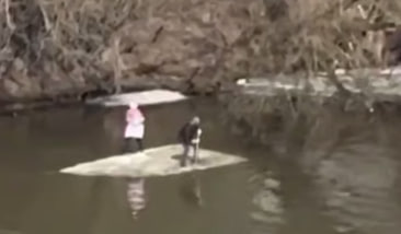 Двух плывущих на льдине парней заметили на западе Москвы