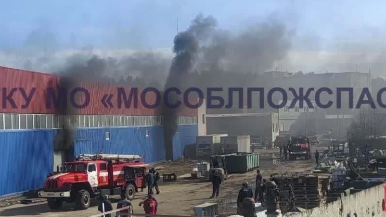Склады вспыхнули на территории научно-технического испытательного центра в Дубне