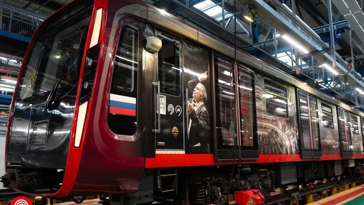 Тематический поезд запустили в метро Москвы к 250-летию Большого театра
