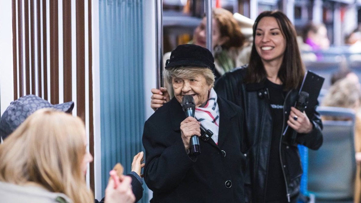 В «Ночь театров» на борту трамвая «Современник» прошла встреча с артистами